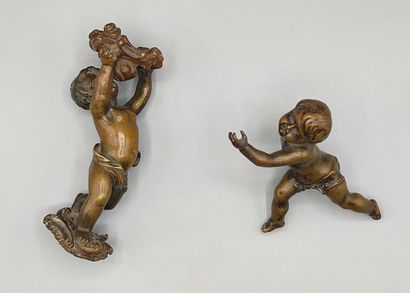 Deux éléments décoratifs figurant des angelots.

L'un...