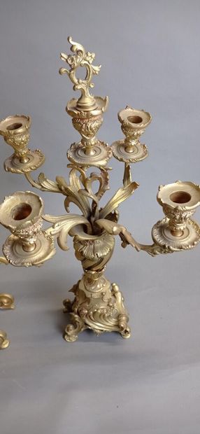 Garniture de cheminée en bronze doré et ciselé...