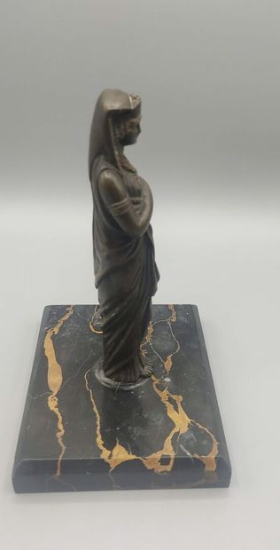 Sujet en bronze représentant une Égyptienne.

Socle...
