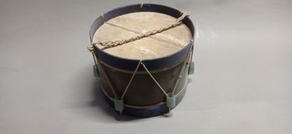 Tambour cerclé de métal et de bois peint...