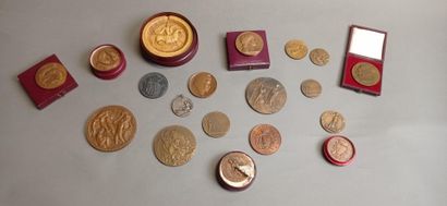 Fort lot de médailles en bronze et/ou en...