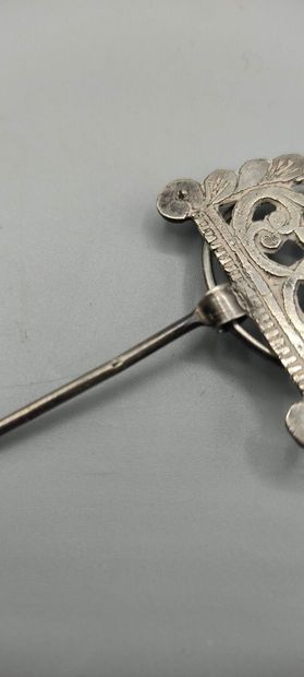 Fibule en argent? 

Poinçons illisibles.

Poids:...
