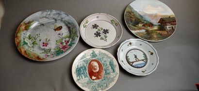 Réunion de cinq assiettes en faïence et/ou...