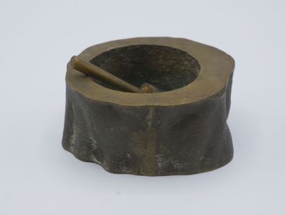 Petit cendrier en bronze figurant une souche...