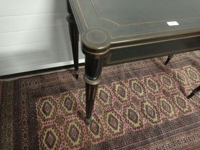 Table à jeu en bois noirci.

Plateau en portefeuille.

Epoque...