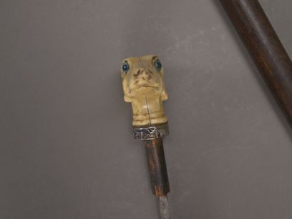 Canne épée, pommeau façon ivoire figurant...