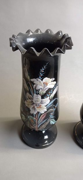Paire de vases en opaline à décor en plein...