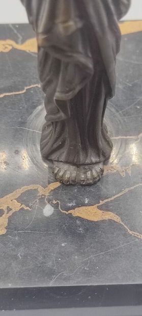 Sujet en bronze représentant une Égyptienne.

Socle...