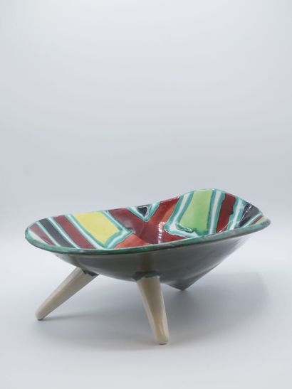 Coupe mouvementée en faience polychrome.

Pose...