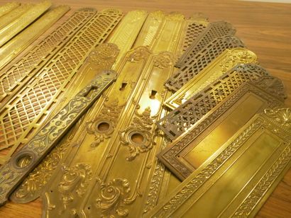 Lot de 25 plaques de propreté en laiton ajouré.

H:...