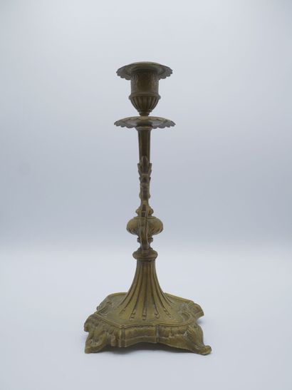 Paire de chandeliers en laiton, fût balustre....