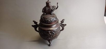 JAPON.

Brûle-parfum en métal patiné à décor...