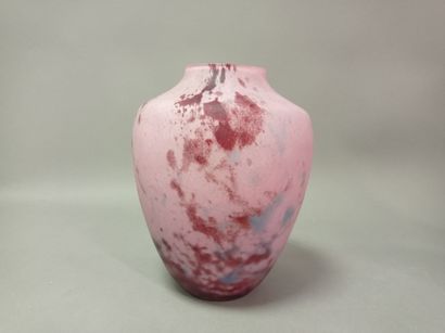1 vase en verre marmorén rose, vers 1920.

H:...