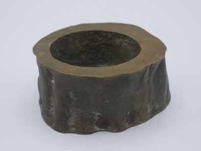 Petit cendrier en bronze figurant une souche...