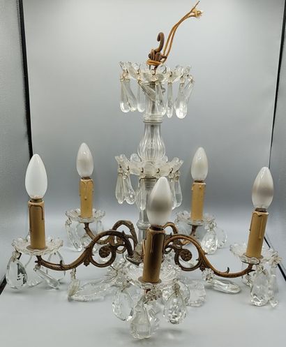 Petit lustre à cinq bras de lumières en métal...