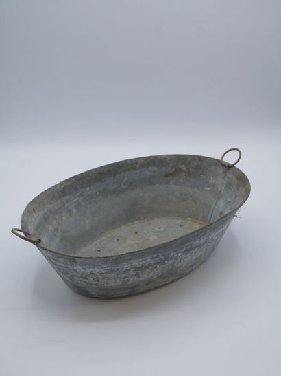 Intérieur de jardinière en zinc aux prises...