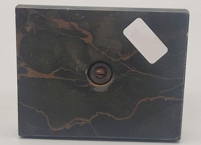 Sujet en bronze représentant une Égyptienne.

Socle...