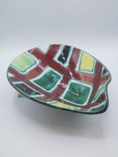 Coupe mouvementée en faience polychrome.

Pose...