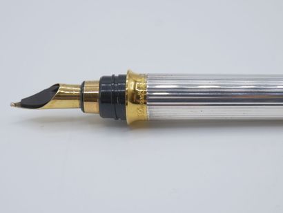 Stylo plume en métal argenté blanc et doré,...