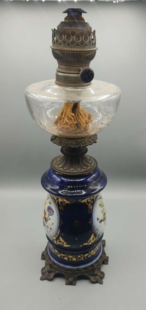 BAYEUX

Lampe à pétrole en porcelaine bleu...