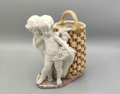 AMPHORA.

Bouquetière en biscuit et porcelaine...