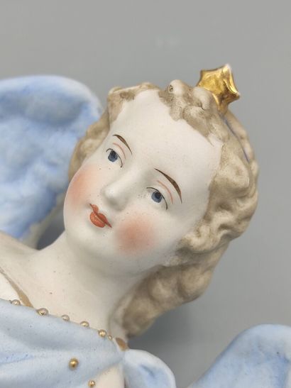 Bénitier figurant un ange. 

Sujet en biscuit...