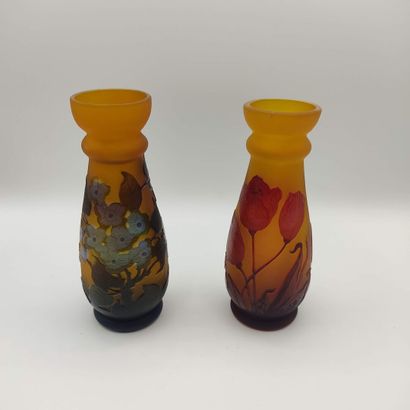 GALLE, Dans le goût de.

Deux vases de forme...