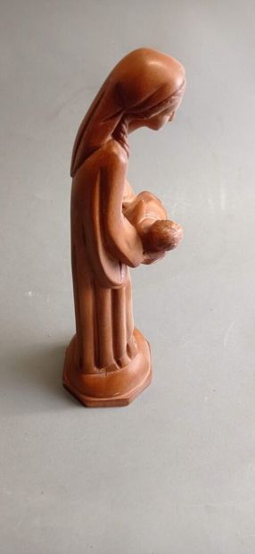 Sujet en bois sculpté figurant la Vierge...
