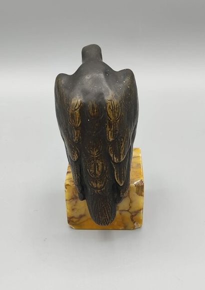 Porte-montre en bronze figurant un aigle.

Base...