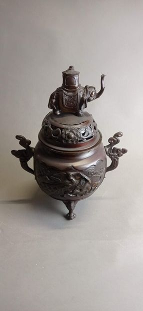 JAPON.

Brûle-parfum en métal patiné à décor...