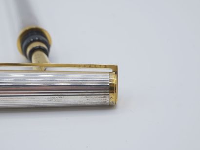 Stylo plume en métal argenté blanc et doré,...