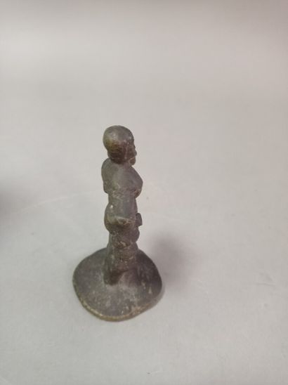 Un sujet en bronze, homme en armure.

H:...