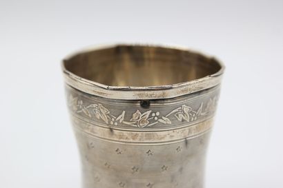 Lot including:

- a kettledrum decorated...