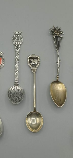 Series of 8 commemorative spoons or of city...