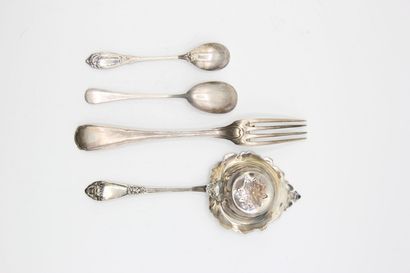 Lot of silver pieces with minerva mark. 

-...