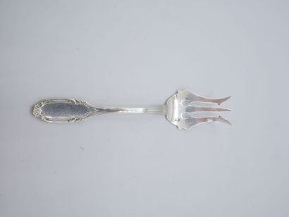 Service with hors d'oeuvres out of silver...
