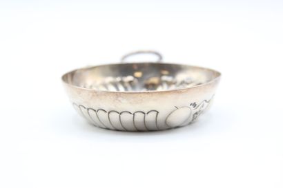 Silver wine-taster with decoration of twisted...