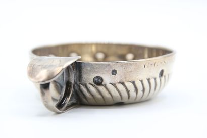 Silver wine taster decorated with ribs, cupules...