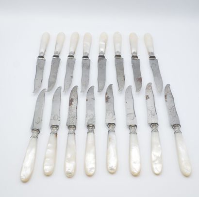 Service composed of its 16 knives with mother-of-pearl...
