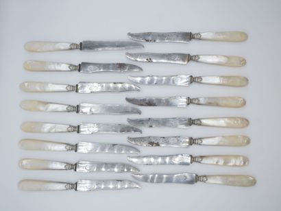 Service composed of its 16 knives with mother-of-pearl...