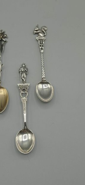 Series of 8 commemorative spoons or of city...