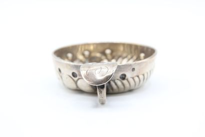 Silver wine taster decorated with ribs, cupules...