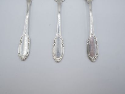 Service with hors d'oeuvres out of silver...