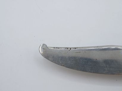 Service composed of its 16 knives with mother-of-pearl...