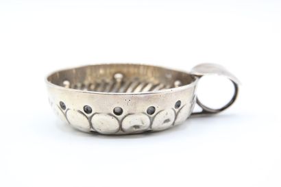 Silver wine taster decorated with ribs, cupules...
