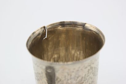 Lot including:

- a kettledrum decorated...