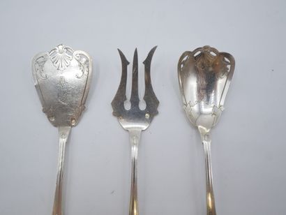 Service with hors d'oeuvres out of silver...
