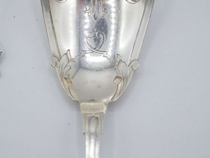 Service with hors d'oeuvres out of silver...