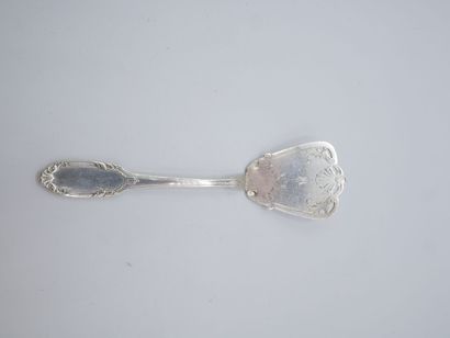 Service with hors d'oeuvres out of silver...