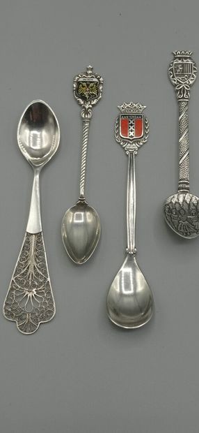 Series of 8 commemorative spoons or of city...